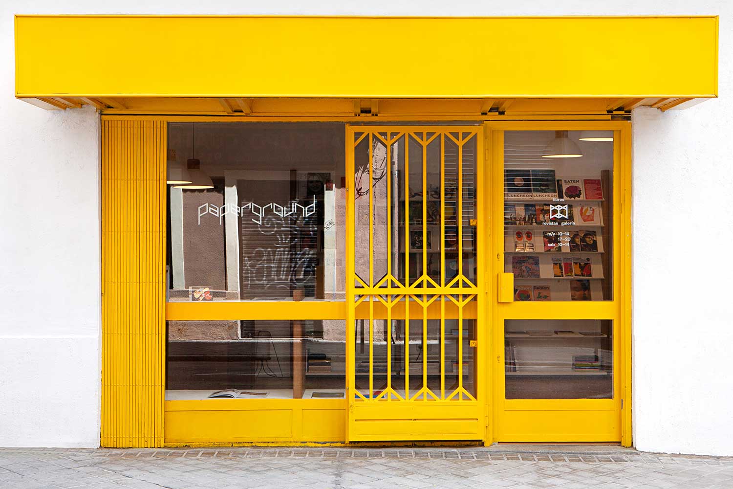Librería Paperground especializada en publicaciones independientes en Madrid, fachada.