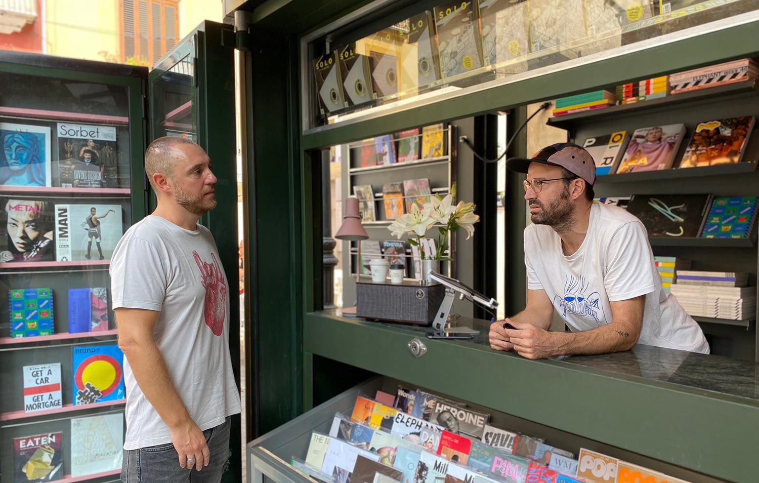Salva Cerdá y Albert charlando sobre revistas