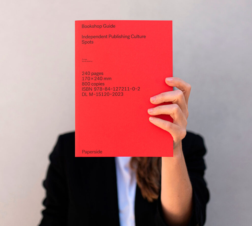 Gema Navarro, fundadora de Paperside con su guía de librerías.