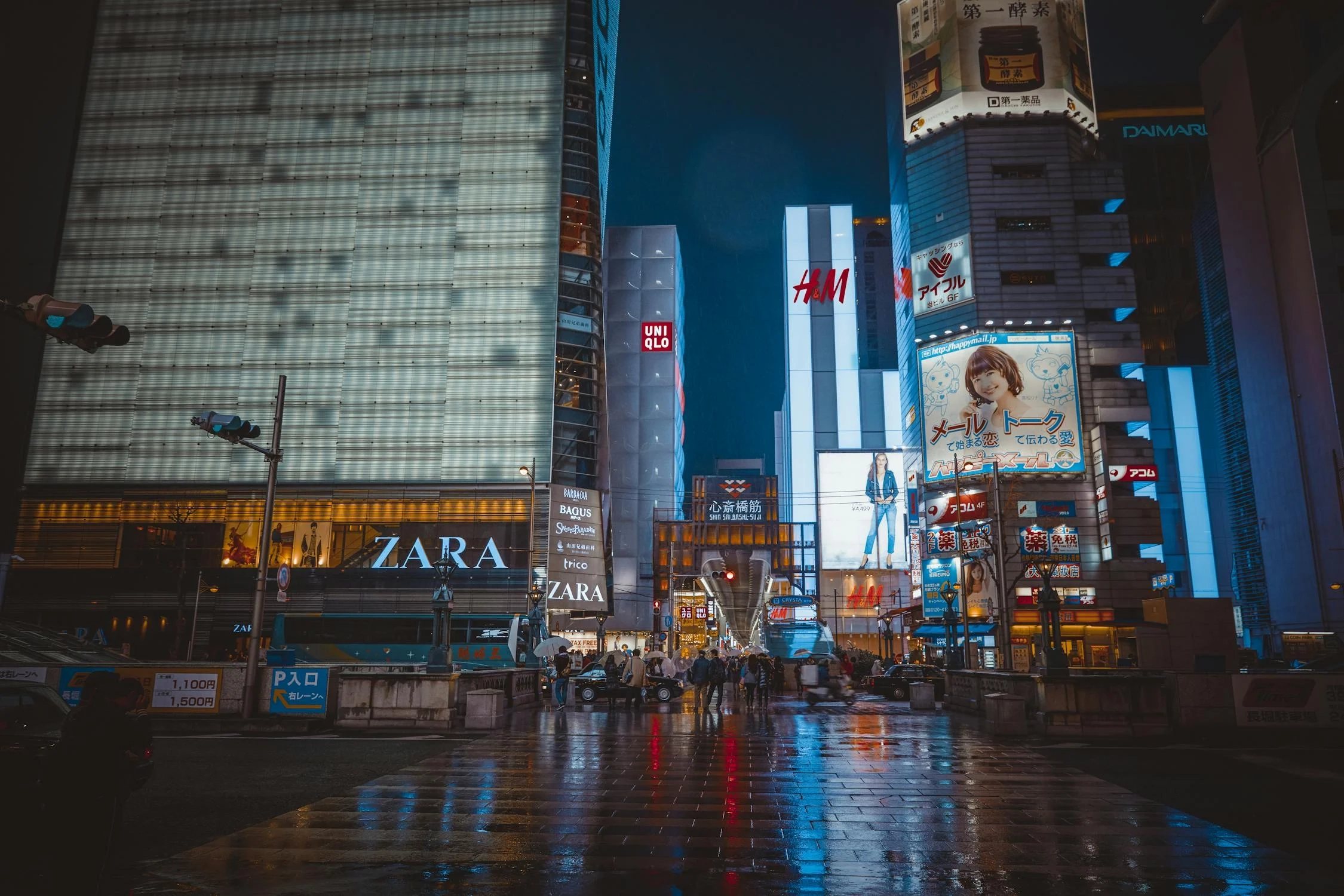 Fotografía de rótulos y neones en una zona comercial de noche en una ciudad cualquiera