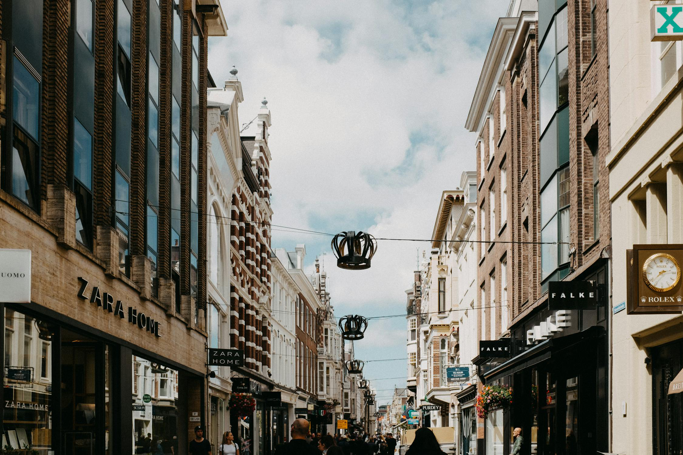 Fotografía de una calle comercial en una ciudad cualquiera