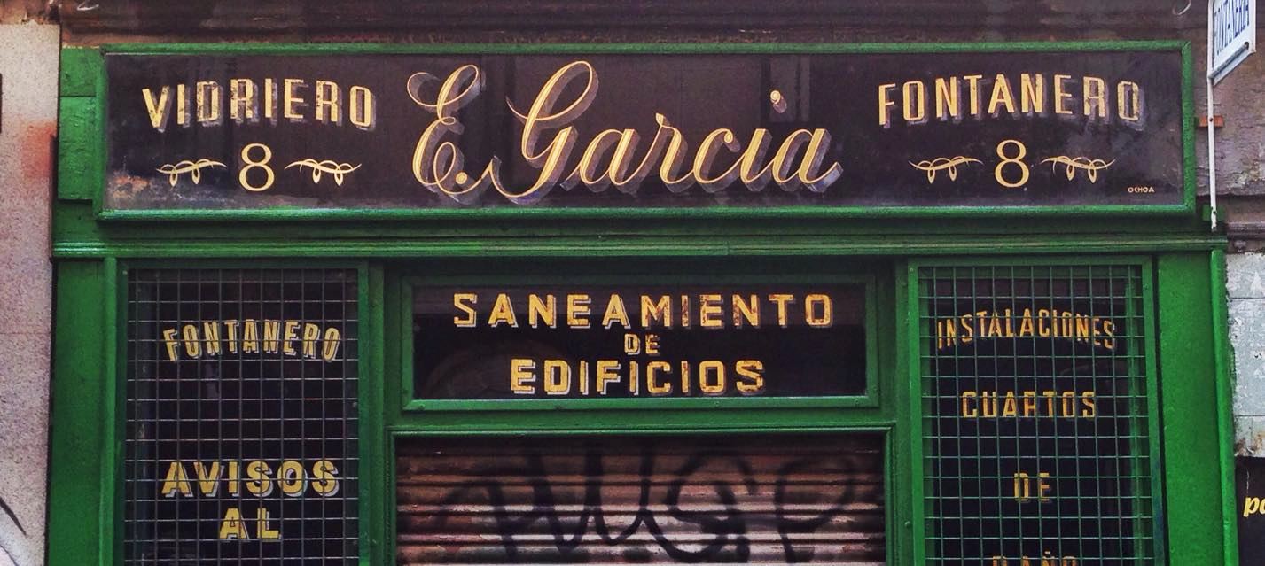 Imagen detalle de una rotulación artesanal de un antiguo comercio de fontanería