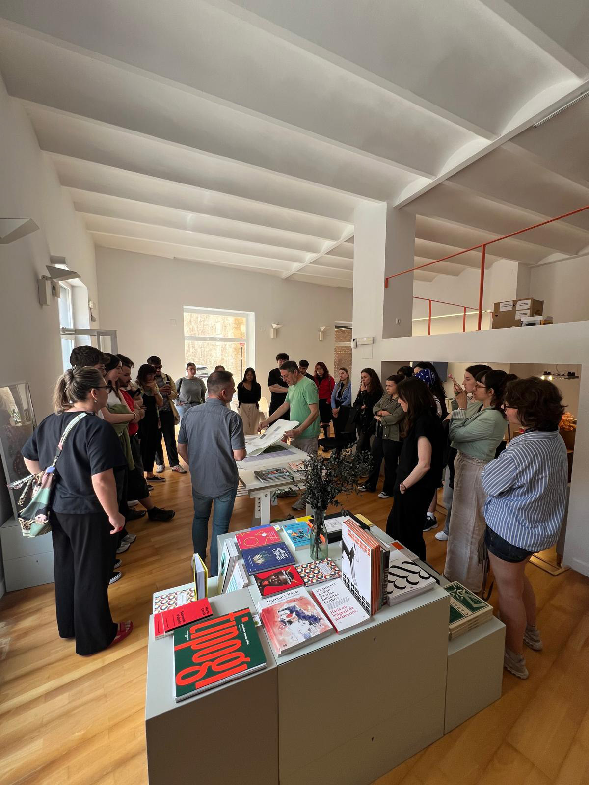 Imagen que muestra espacio físico de Gràffica y a Víctor explicando curiosidades. Gràffica como medio de diseño gráfico tiene un espacio físico.