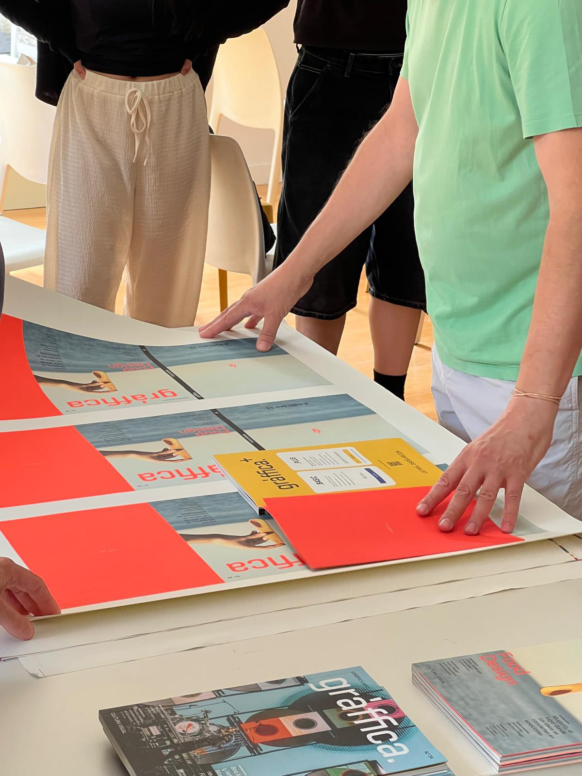 Detalle de Víctor Palau explicando acerca de revistas. Gràffica como medio de diseño gráfico tiene un espacio físico.