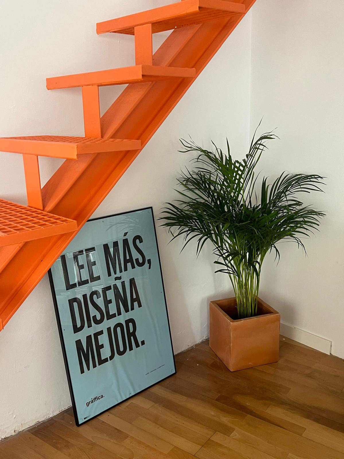 Eslogan de Gràffica como medio de diseño gráfico que muestra «Lee más, diseña mejor».